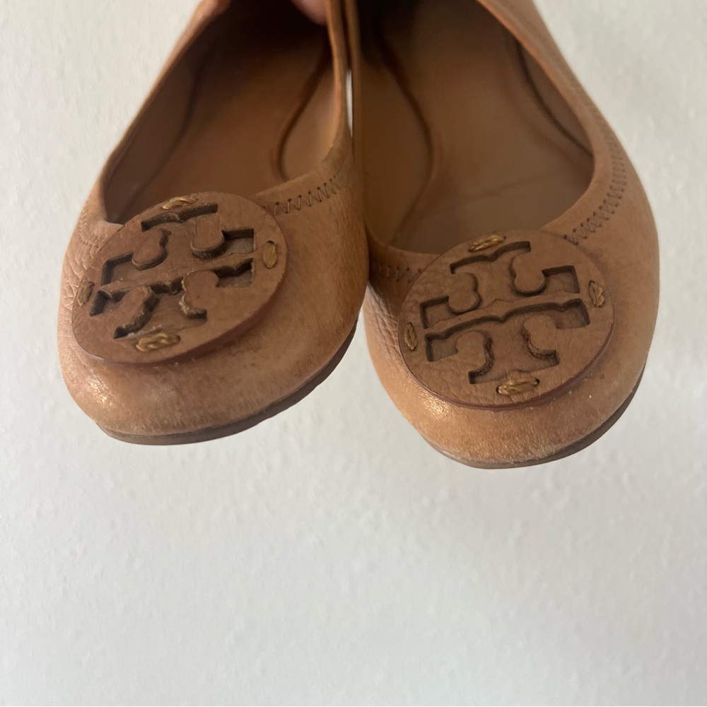 TORY BURCH | Reva Travel Flats in Light Brown Pebbled Leather | 6.5/7 - Picture 3 of 7